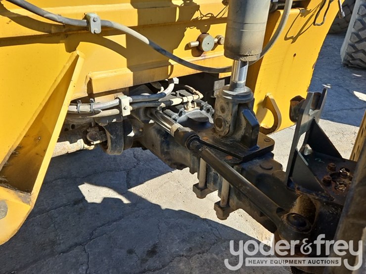 2014-caterpillar-tl1055c-image-21