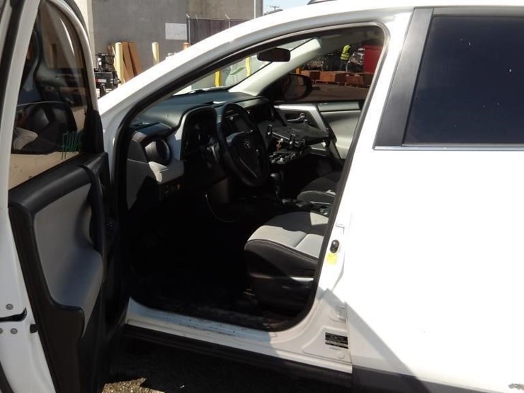 2017-toyota-rav4-xle-image-14