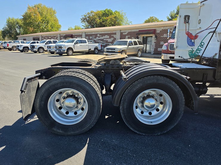 2001-freightliner-fld120-image-75