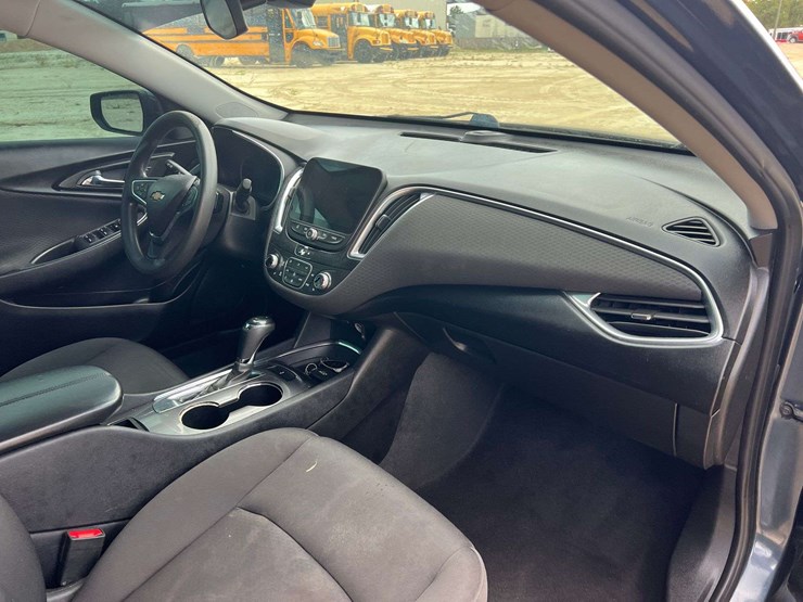 2020-chevrolet-malibu-4-door-sedan-(140,570-miles)-image-18