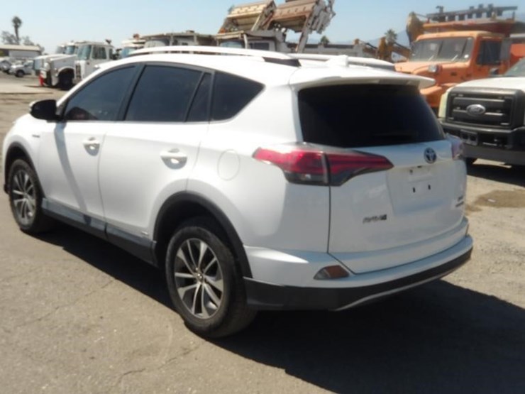 2017-toyota-rav4-xle-image-4