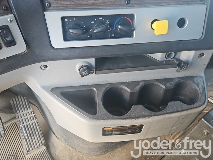 2019-freightliner-122sd-image-27