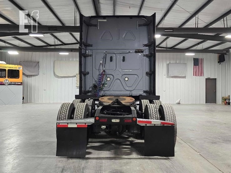 2020-freightliner-cascadia-126-image-8