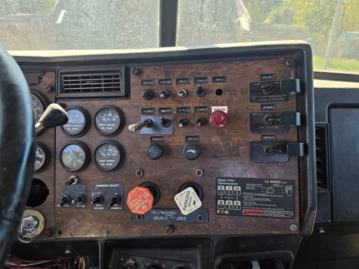 1996-peterbilt-377-image-45