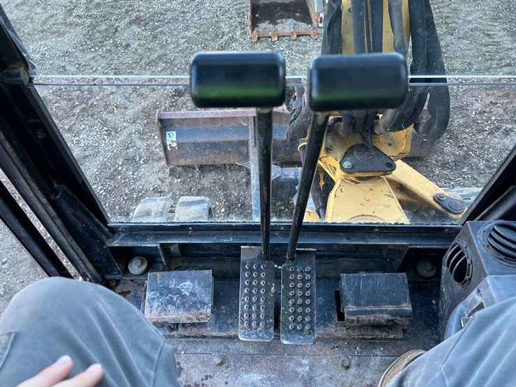 caterpillar-303.5-image-25