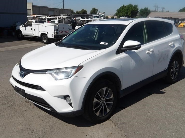2016-toyota-rav4-xle-image-1