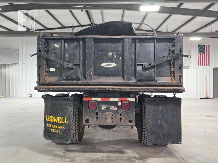 2016-freightliner-m2-106-image-8