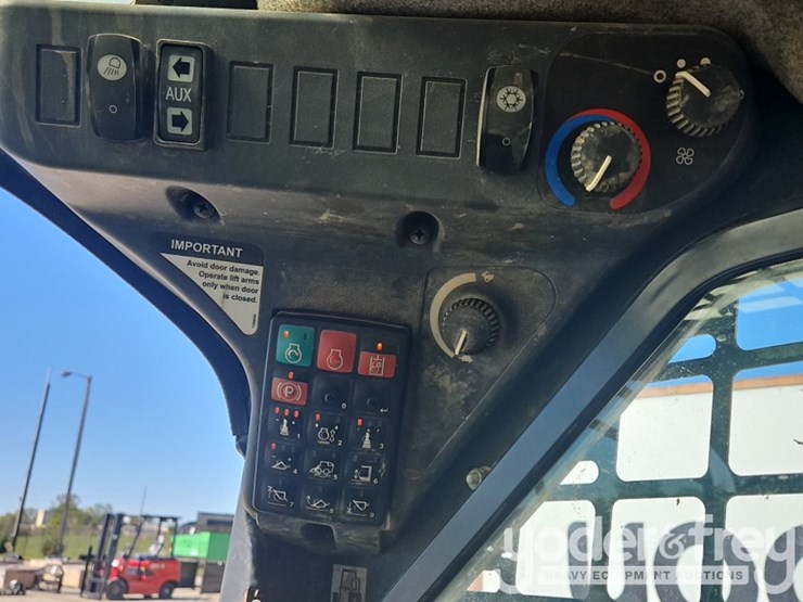 2019-deere-317g-image-22