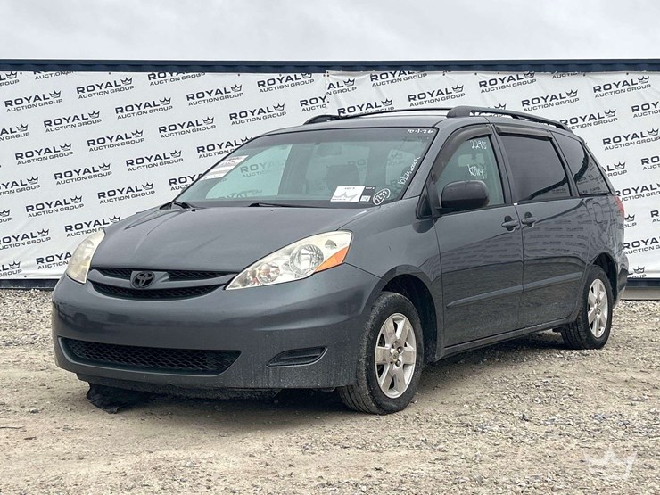 2007-toyota-sienna-image-1