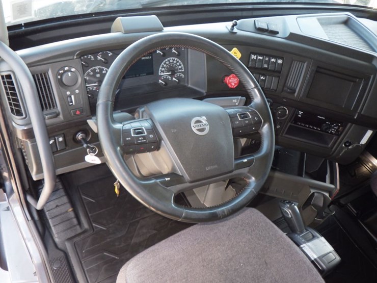 2020-volvo-vnl860-image-17