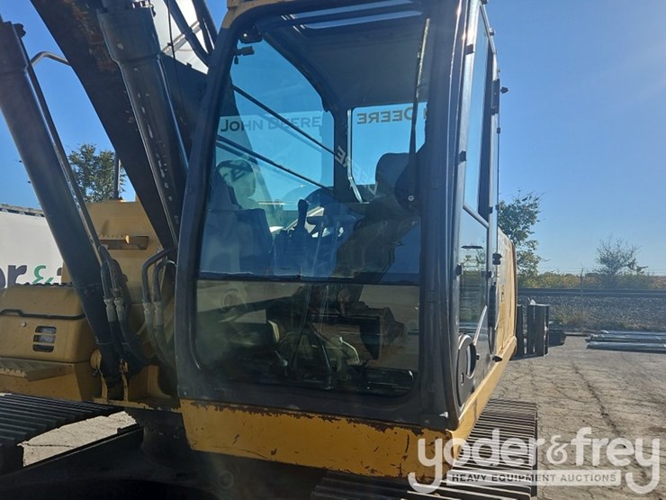 2011-deere-200d-image-12