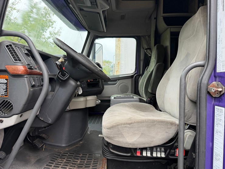 #1662-•-volvo-sleeper-cab-truck-tractor-image-34