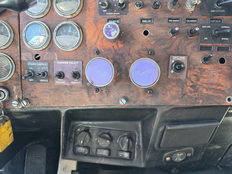 1999-peterbilt-379-image-59