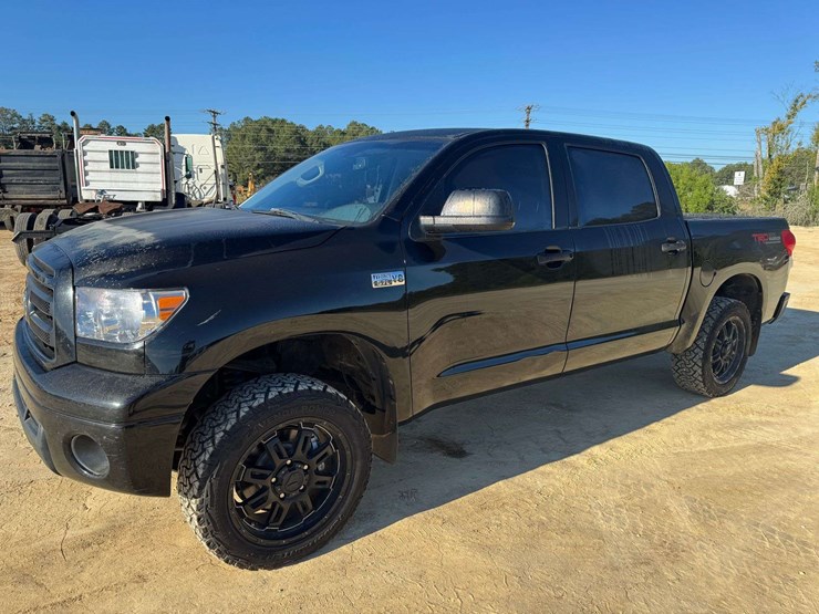 2011-toyota-tundra-sr5-image-1