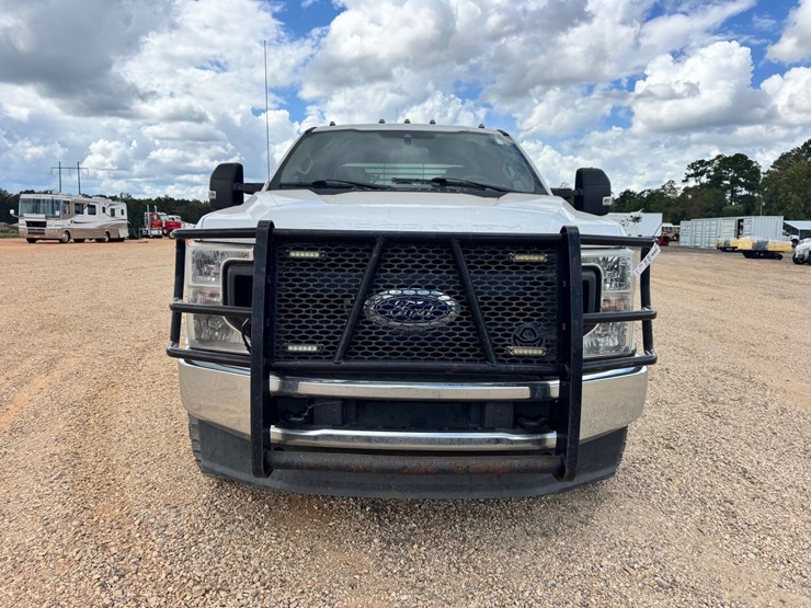 2022-ford-f250-xl-image-10