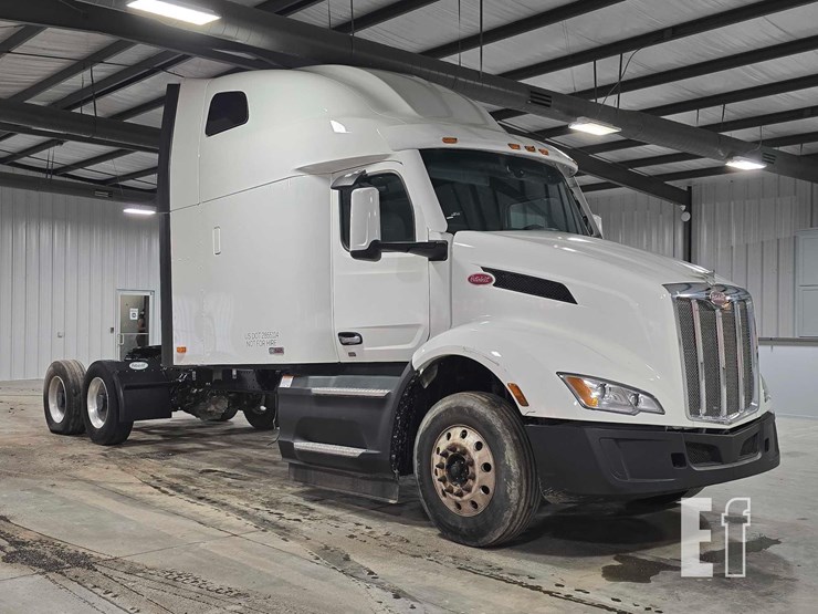 2024-peterbilt-579-image-2
