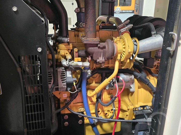 2015-caterpillar-xq30-8-image-15