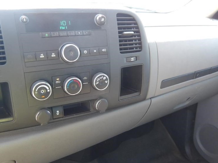 2013-chevrolet-silverado-utility-truck-image-17