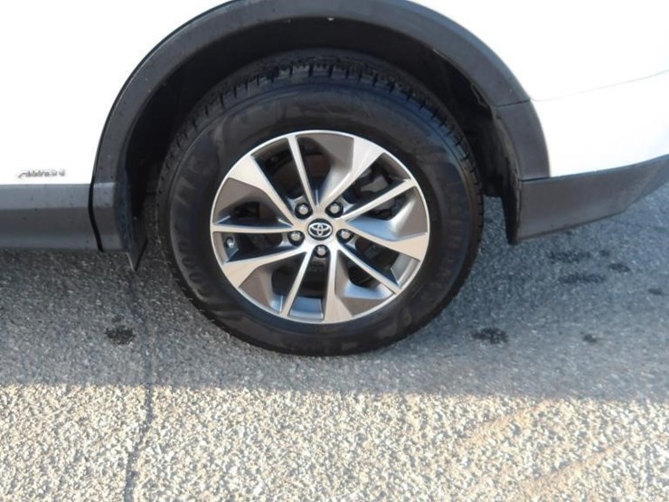2016-toyota-rav4-xle-image-5