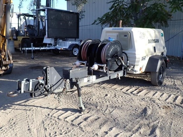 2012-doosan-p260-towable-air-compressor-image-1