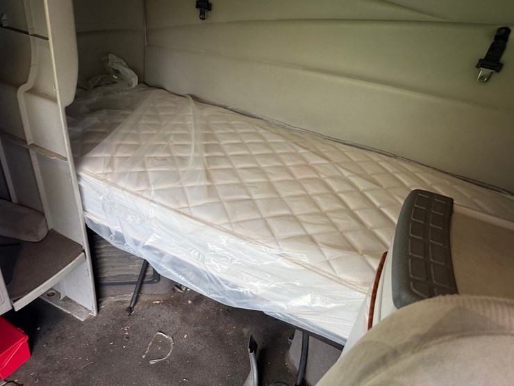 #1662-•-volvo-sleeper-cab-truck-tractor-image-36