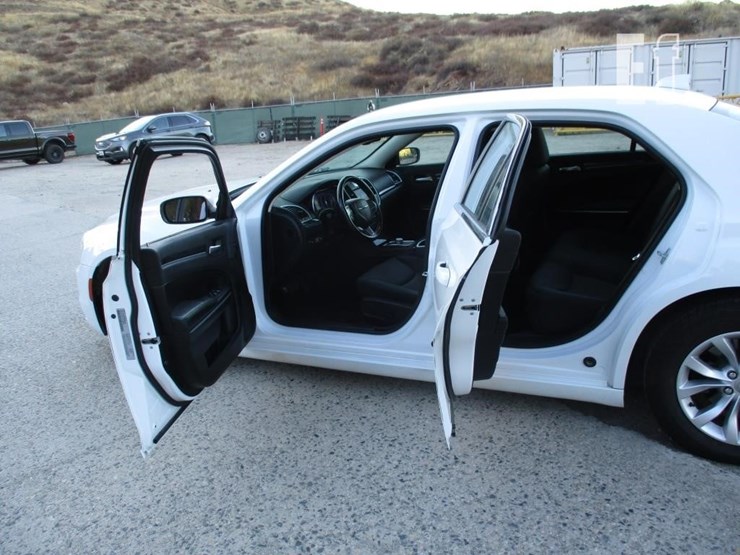 2021-chrysler-300-image-12
