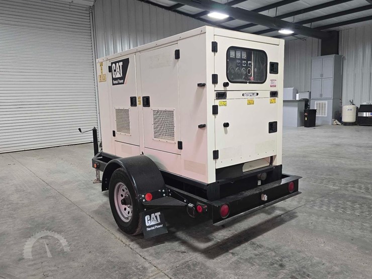 2015-caterpillar-xq30-8-image-2