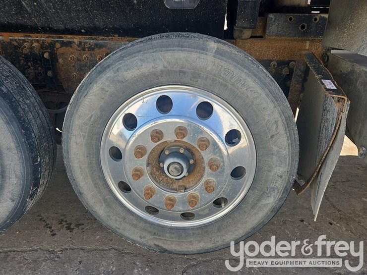 2019-freightliner-122sd-image-20