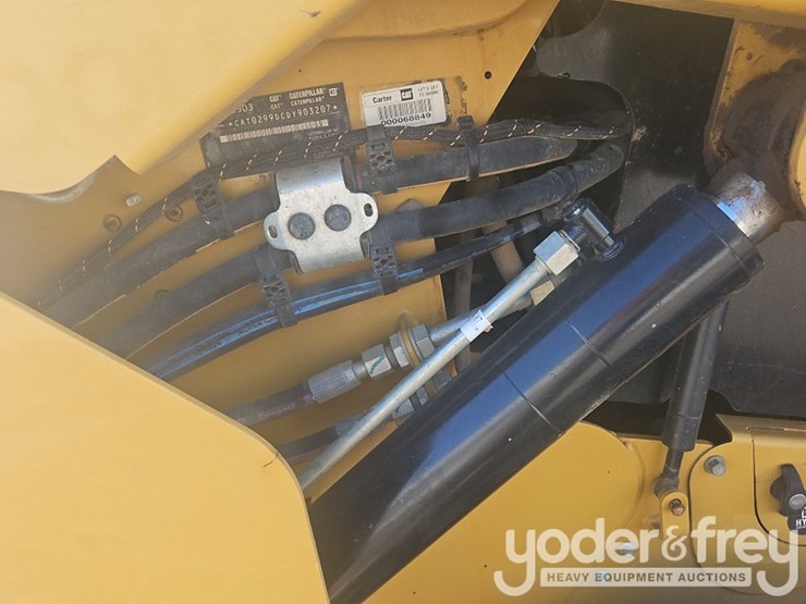 2021-caterpillar-299d3-image-22