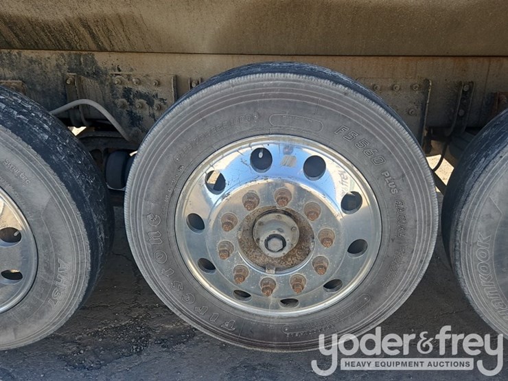 2019-freightliner-122sd-image-18