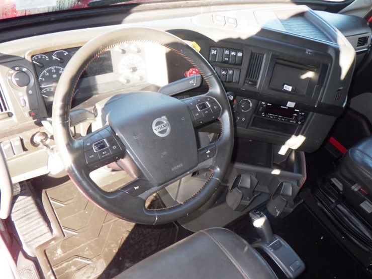 2022-volvo-vnl860-image-22