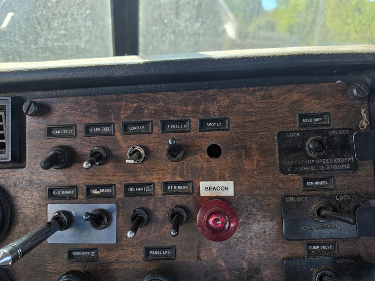 1996-peterbilt-377-image-46