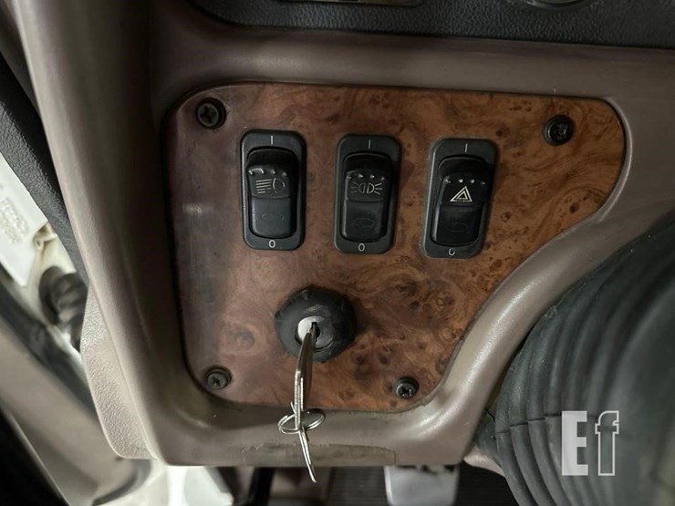 2012-peterbilt-587-image-20