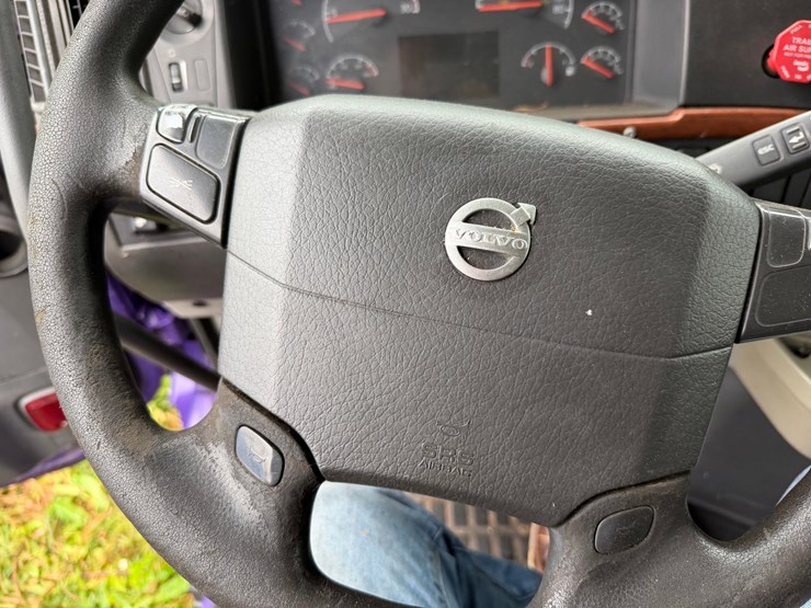 #1662-•-volvo-sleeper-cab-truck-tractor-image-45