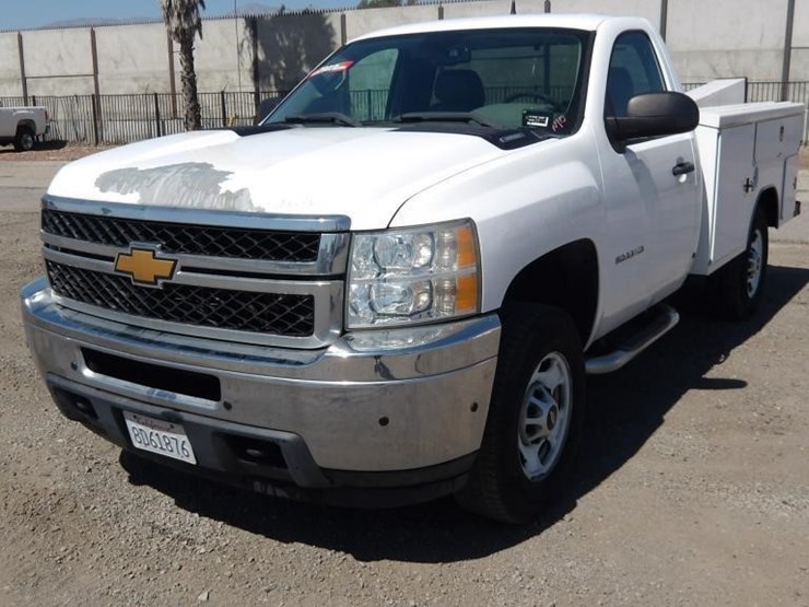 2013-chevrolet-silverado-utility-truck-image-2