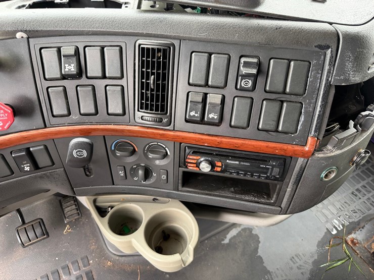 #1662-•-volvo-sleeper-cab-truck-tractor-image-43