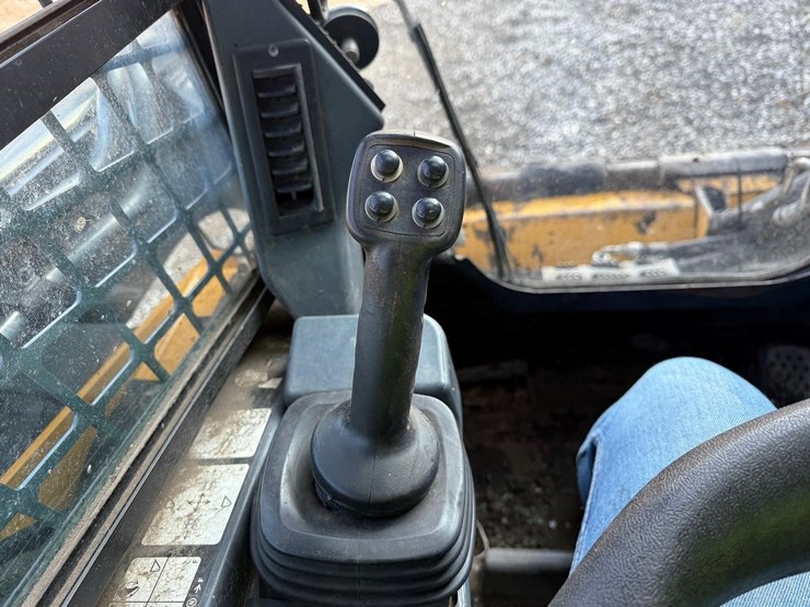2016-deere-326e-image-21