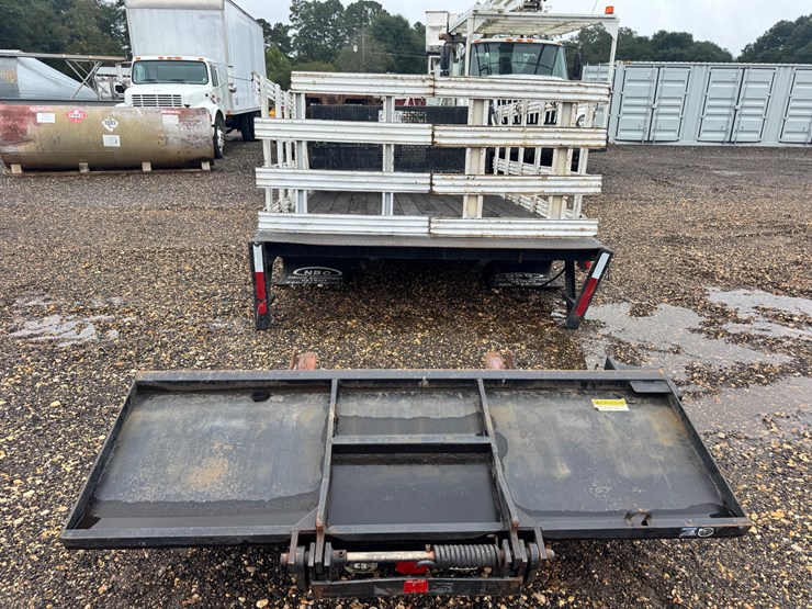 #8222-•-12’-flatbed-w/-lift-gate-image-1
