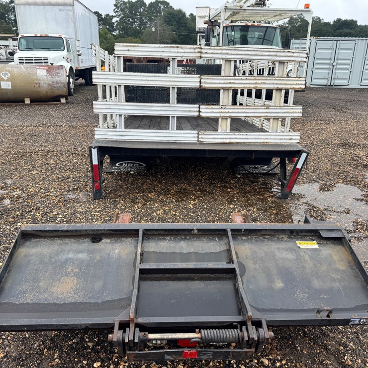 #8222 • 12’ Flatbed w/ Lift Gate