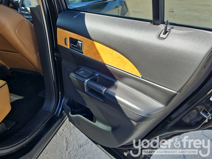 2011-lincoln-mkx-image-35