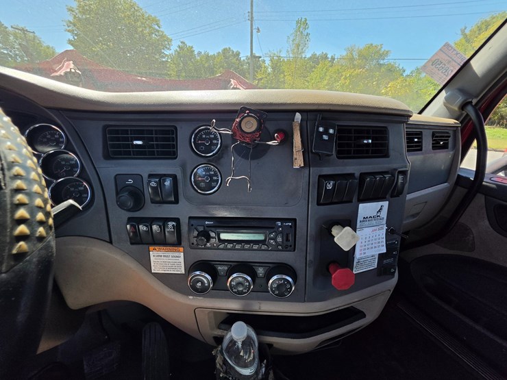 2014-peterbilt-579-image-46