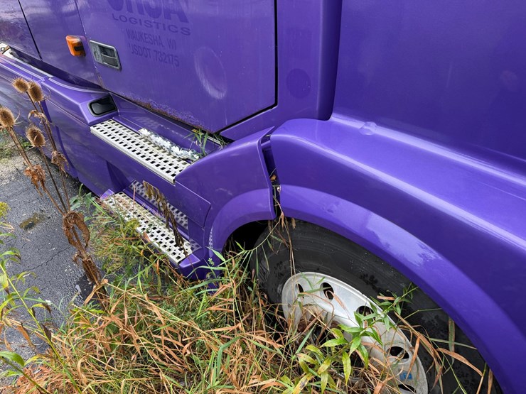 #1662-•-volvo-sleeper-cab-truck-tractor-image-20