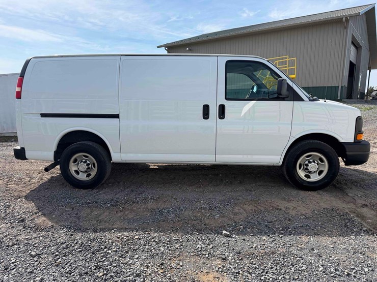 2010-chevrolet-cargo-van-image-6