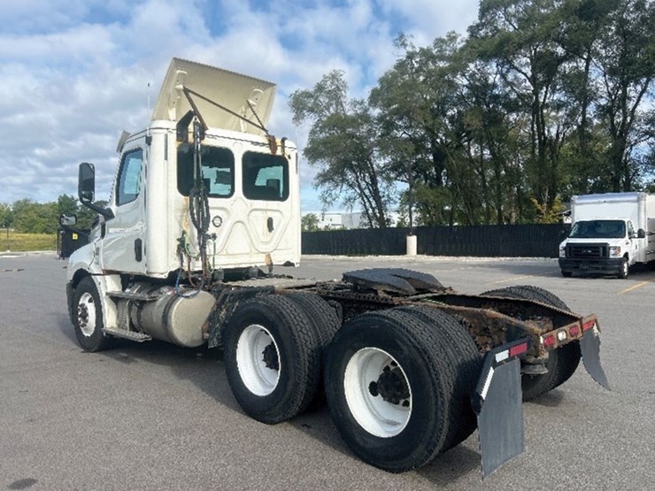2019-freightliner-cascadia-126-image-2