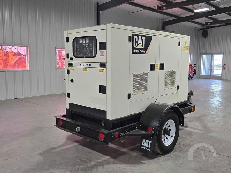 2015-caterpillar-xq30-8-image-1