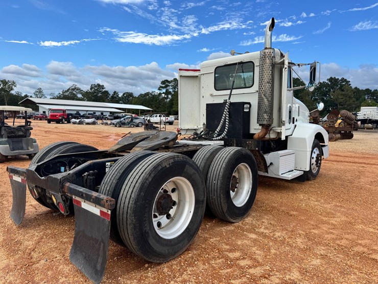 2001-peterbilt-385-image-5