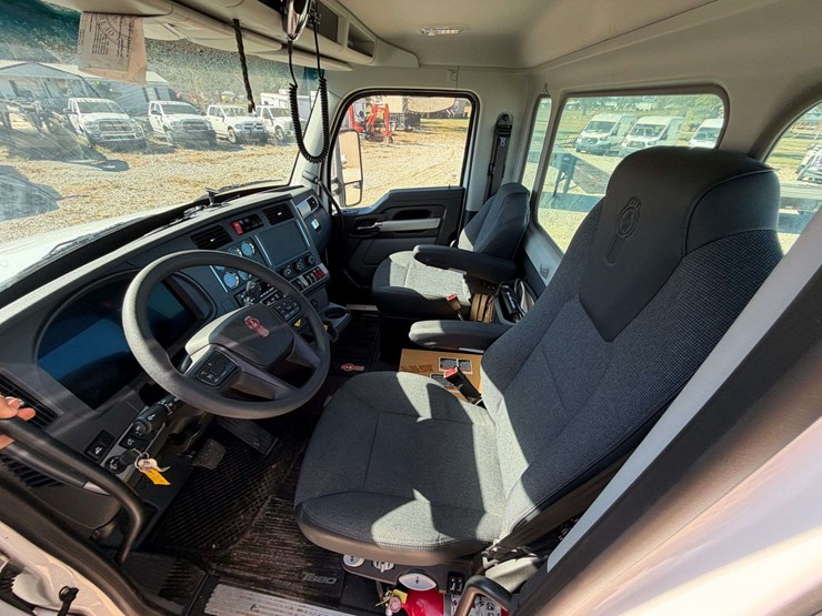 2024-kenworth-t880-image-35