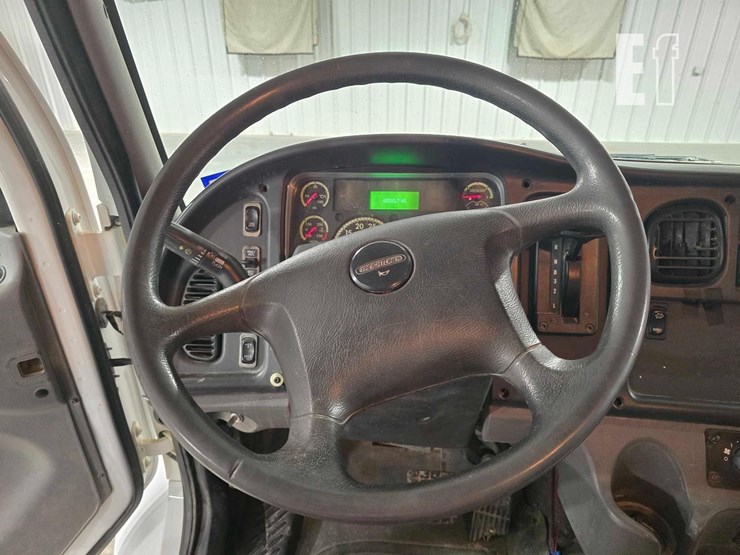 2016-freightliner-m2-106-image-10