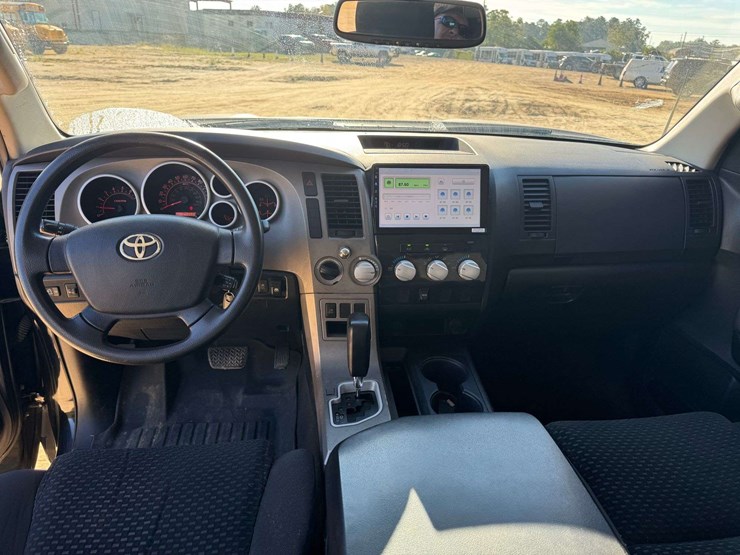 2011-toyota-tundra-sr5-image-12