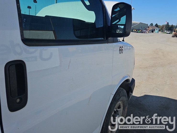 2017-chevrolet-3500-image-32